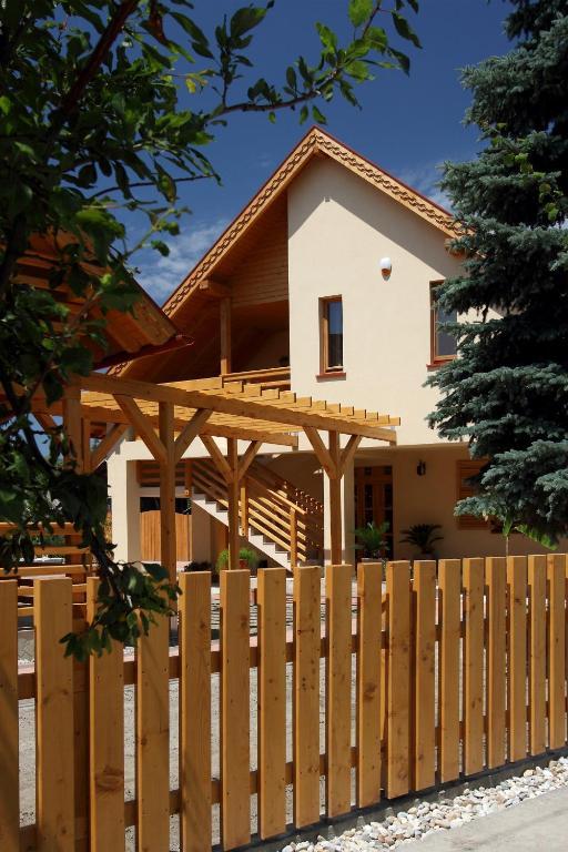 Family Panzio Es Apartman Hazak Lipót 외부 사진