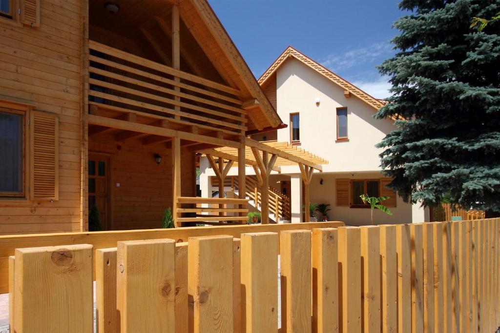 Family Panzio Es Apartman Hazak Lipót 외부 사진